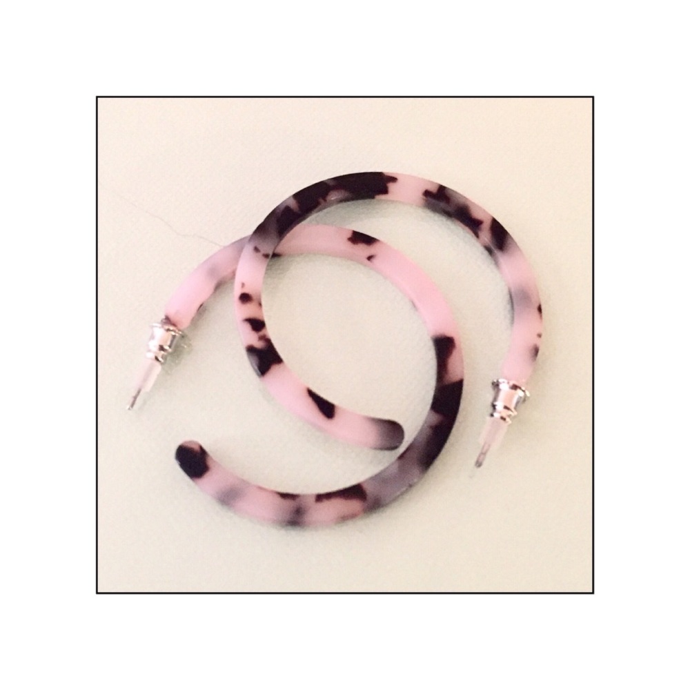 New Tortoise Pattern Hoop Earrings in Blush Tone - Picture 8 of 11
